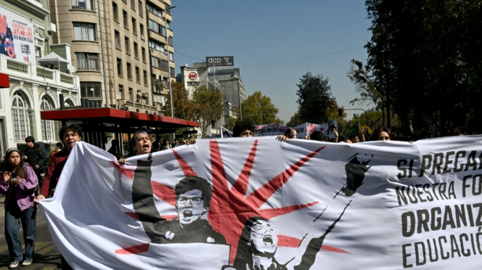  Estudiantes vuelven a marchar contra el plan de recortes de Kast en Chile 
