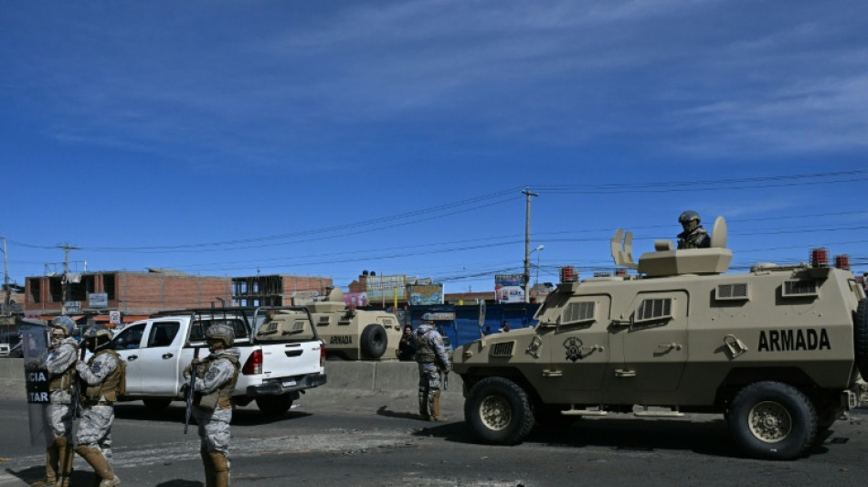  Militares e policiais liberam vias em meio a estado de exce&ccedil;&atilde;o na Bol&iacute;via 