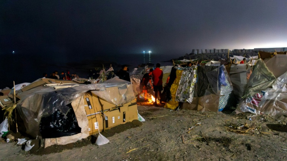  Pol&iacute;cia espanhola inicia transfer&ecirc;ncia de migrantes para o porto de Ceuta  