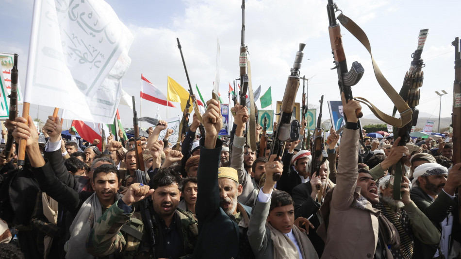Gli Houthi minacciano attacchi contro gli impianti petroliferi sauditi