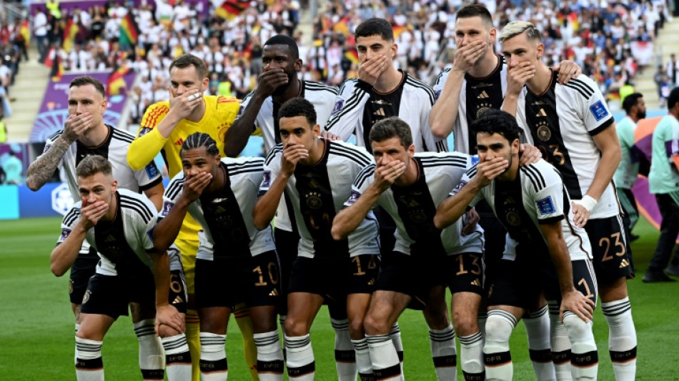 Mondial: l'Allemagne défie la Fifa et se fait surprendre par le Japon, l'Espagne déroule