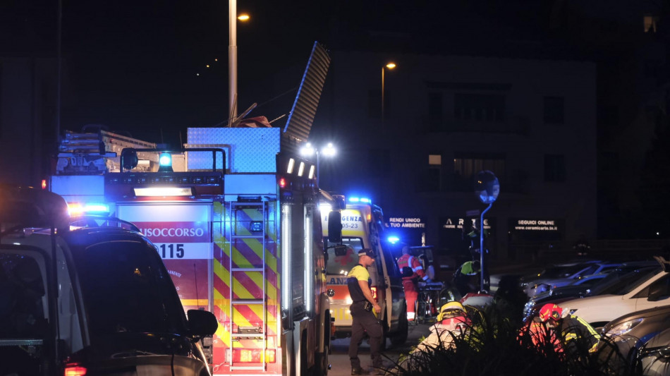 Crolla tetto di un ristorante, sette feriti, grave una ragazza