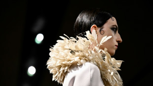 Deusas gregas de Dior e silhuetas surrealistas de Schiaparelli abrem a Semana de Alta-Costura de Paris