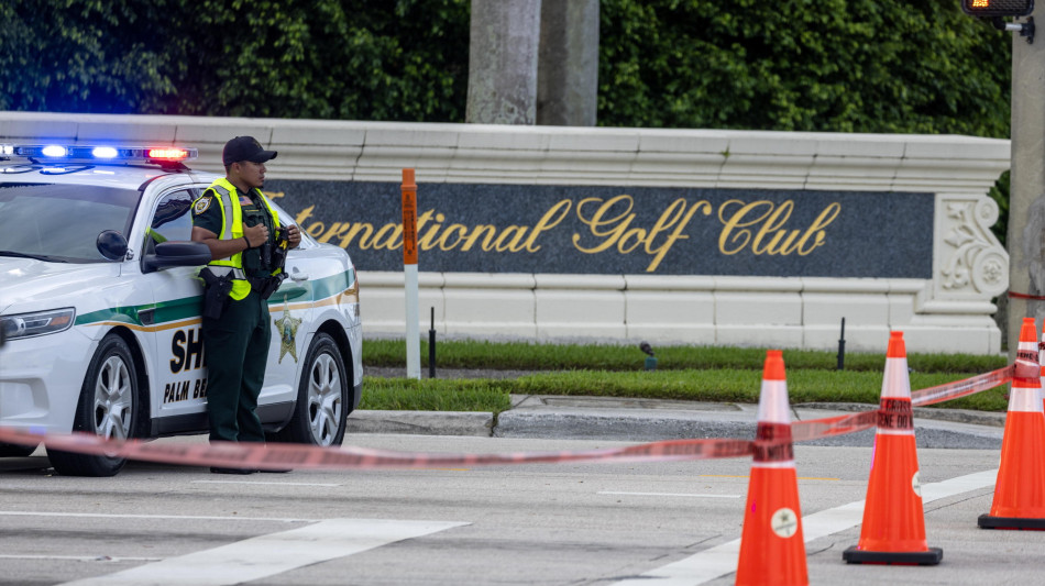 Trump continua a giocare a golf nonostante il terremoto dei dazi