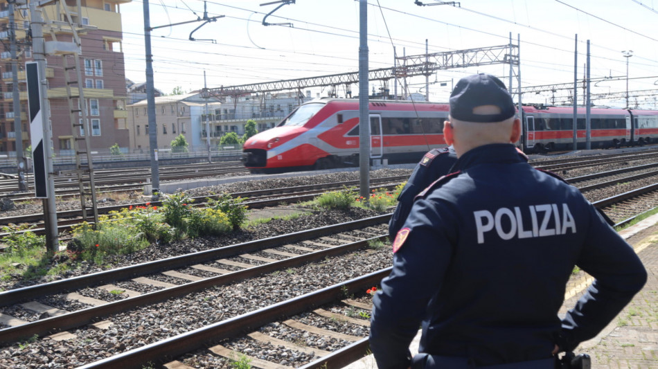 Poliziotto ferito operato per sette ore, &egrave; stabile