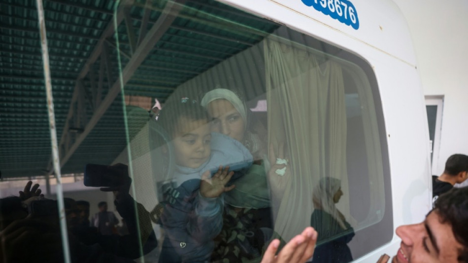  Pacientes palestinos come&ccedil;am a chegar ao Egito ap&oacute;s abertura limitada da passagem de Rafah 