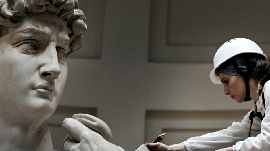 Estátua de David passa por sessão de limpeza em Florença