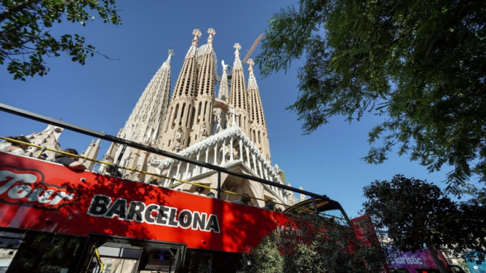 Ativistas jogam tinta na fachada da Sagrada Família de Barcelona