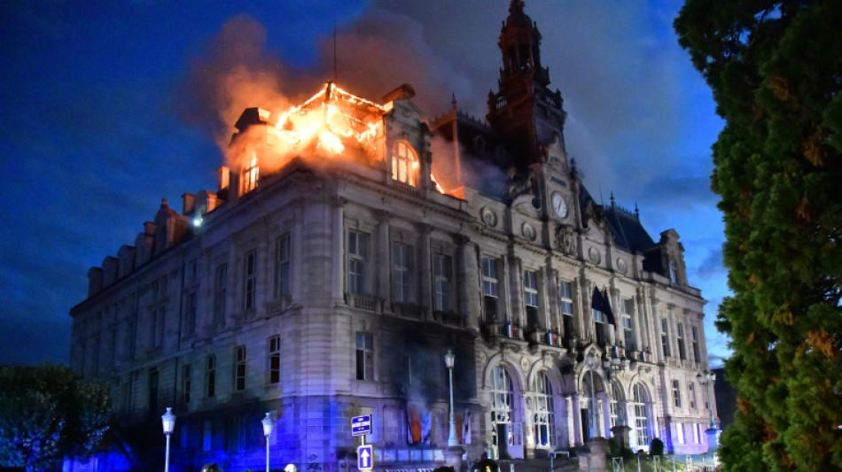  Ausschreitungen in Frankreich: Rathaus von Limoges in Flammen 