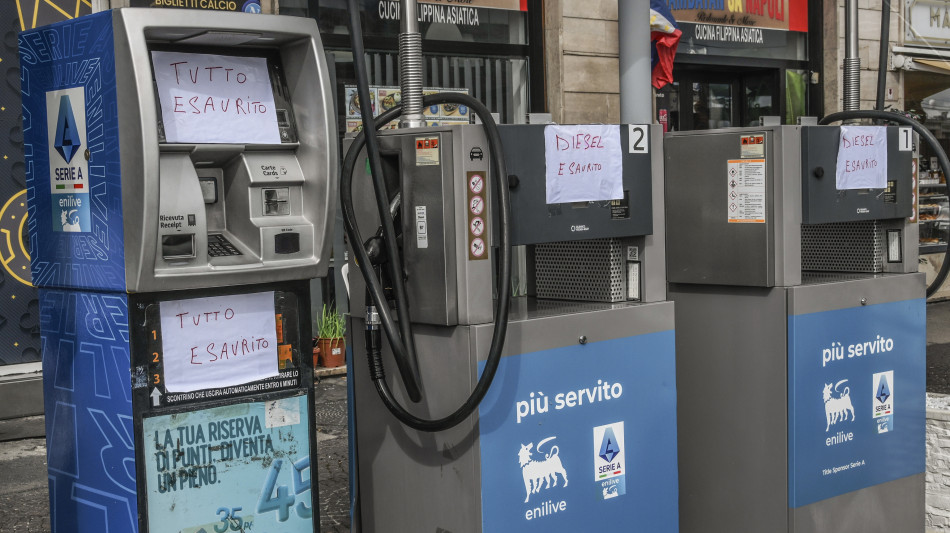  Mimit, gasolio in lieve aumento, in autostrada a 2,301 euro al litro; scende benzina 