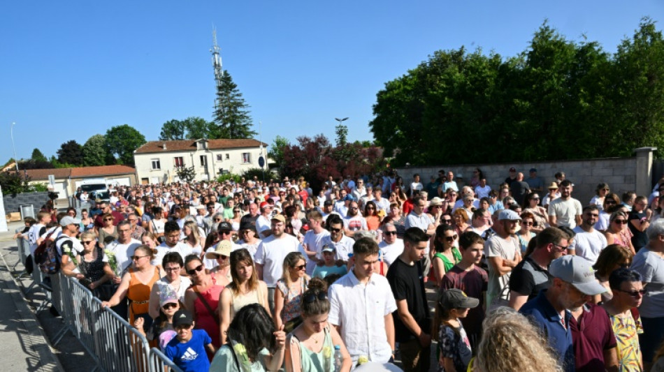 "Nous sommes Mélanie": marche blanche pour la surveillante poignardée