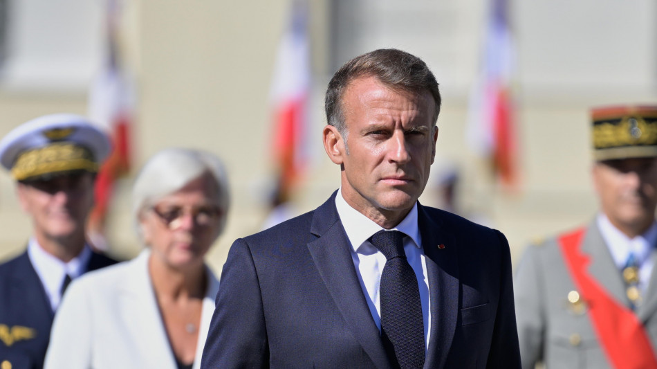  Macron invoca la 'mobilitazione totale' del governo contro il caro carburante 