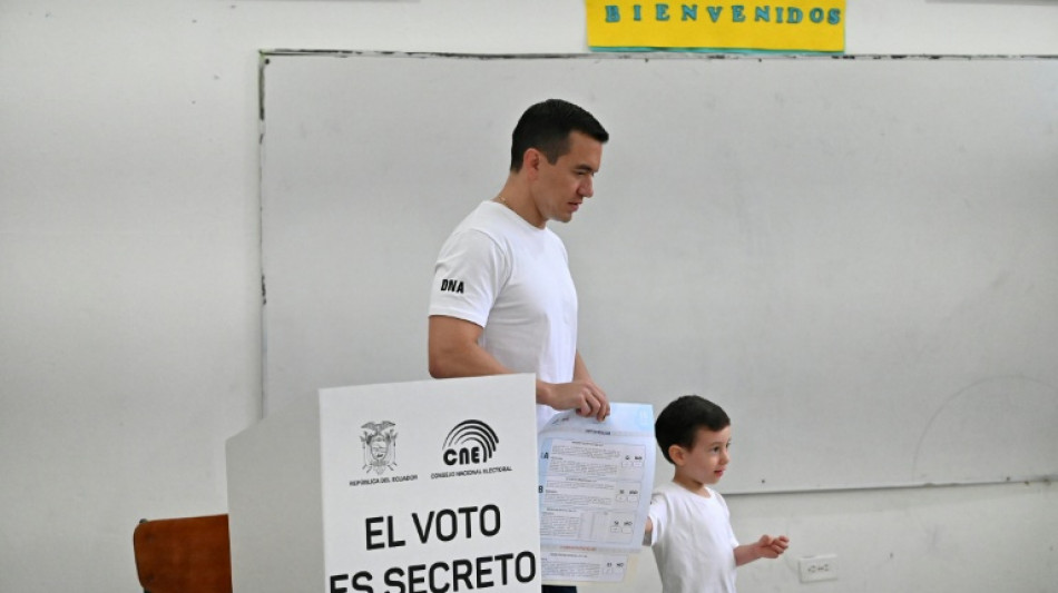 Noboa sofre derrota com rejeição de bases militares estrangeiras e nova Constituição no Equador