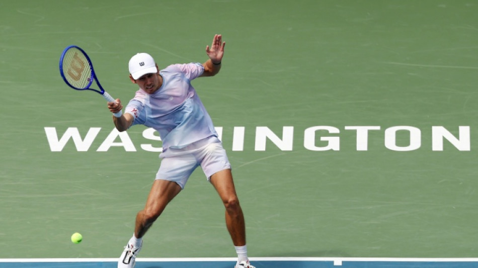  De Minaur tops Tsitsipas to set up Hewitt clash in Washington 
