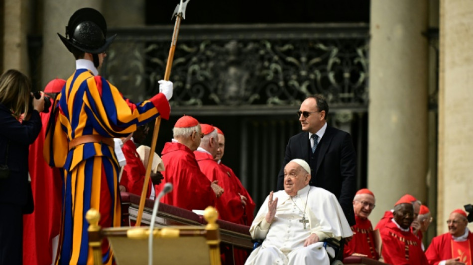El papa Francisco se da un baño de multitudes improvisado en la plaza de San Pedro