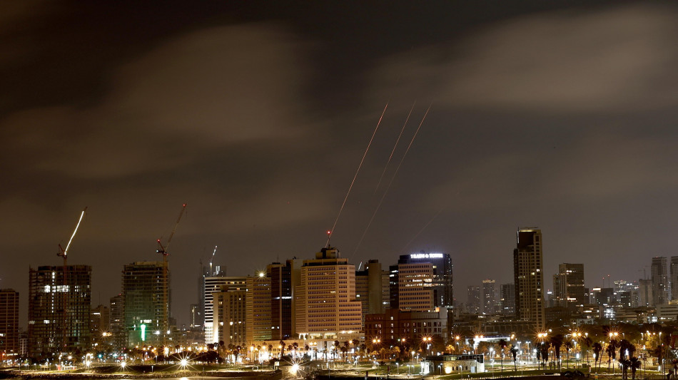 Allarme missili dall'Iran, forti esplosioni a Tel Aviv