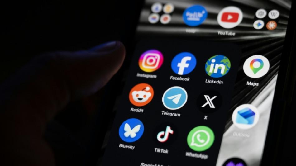  Kids and social media: what would change under new EU law  