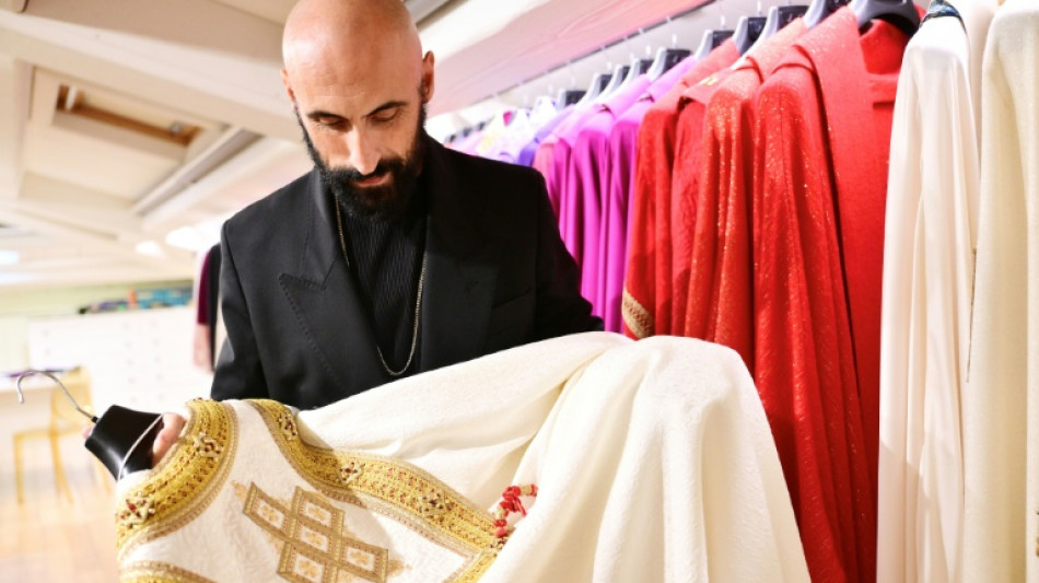  El "modisto de lo sagrado" que ha vestido a tres papas 