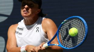 'Swiftie' Swiatek swats Arango, talks Taylor & Travis engagement