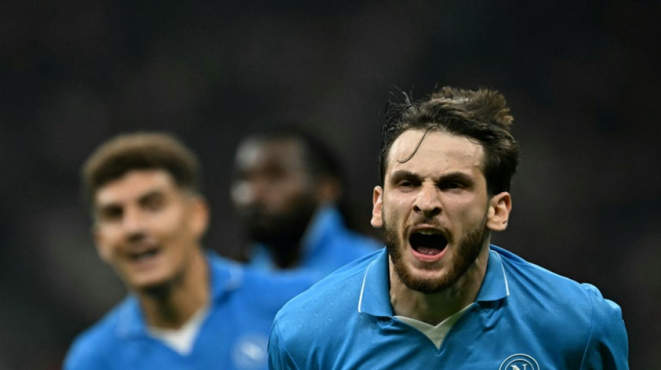 Napoli vence na visita ao Milan (2-0) e dispara na lideran&ccedil;a da Serie A