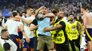 "Das Knie": Ordner gr&auml;tscht Morata bei Flitzer-Jagd um