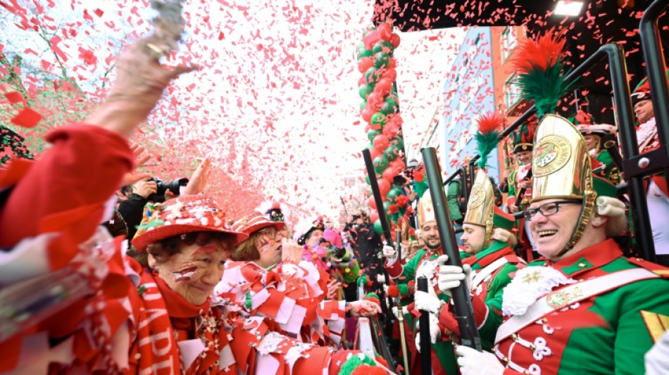 Rosenmontagszug rollt durch Köln