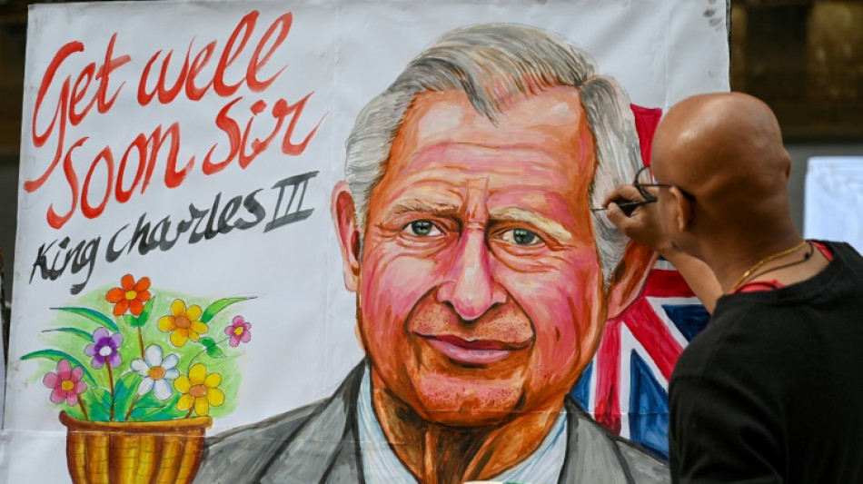 Multid&atilde;o mostra amor e compaix&atilde;o pelo rei Charles III