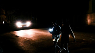 Moradores de Havana perdem o sono por causa de apagões noturnos