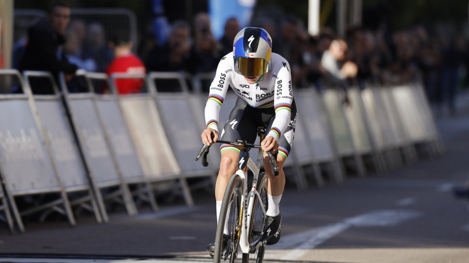 Tour: Evenepoel vince la crono davanti a Pogacar, ritiro per Lipowitz