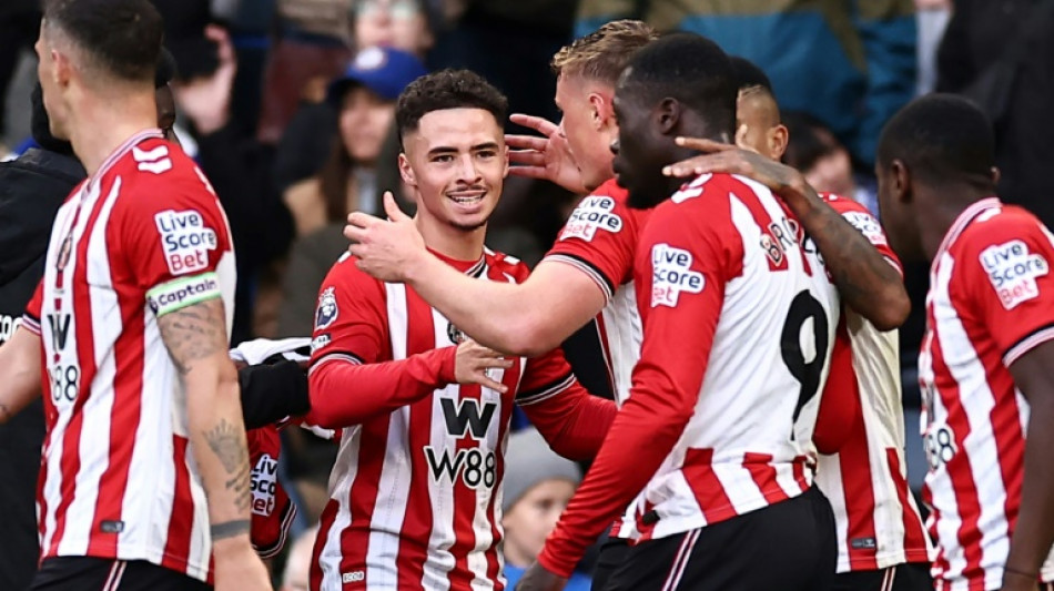 Sunderland surpreende, vence Chelsea fora e sobe para 2º no Inglês