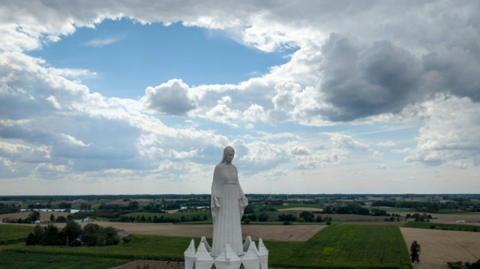  La plus haute statue mariale d'Europe cr&egrave;ve les cieux de Pologne 