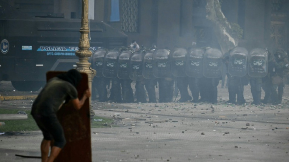 Al menos 20 heridos y m&aacute;s de 100 detenidos tras enfrentamientos con polic&iacute;a en manifestaci&oacute;n en Argentina