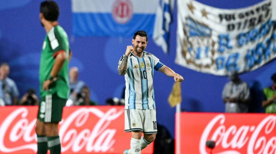  Com hat-trick hist&oacute;rico de Messi, Argentina vence Arg&eacute;lia (3-0) em sua estreia na Copa 