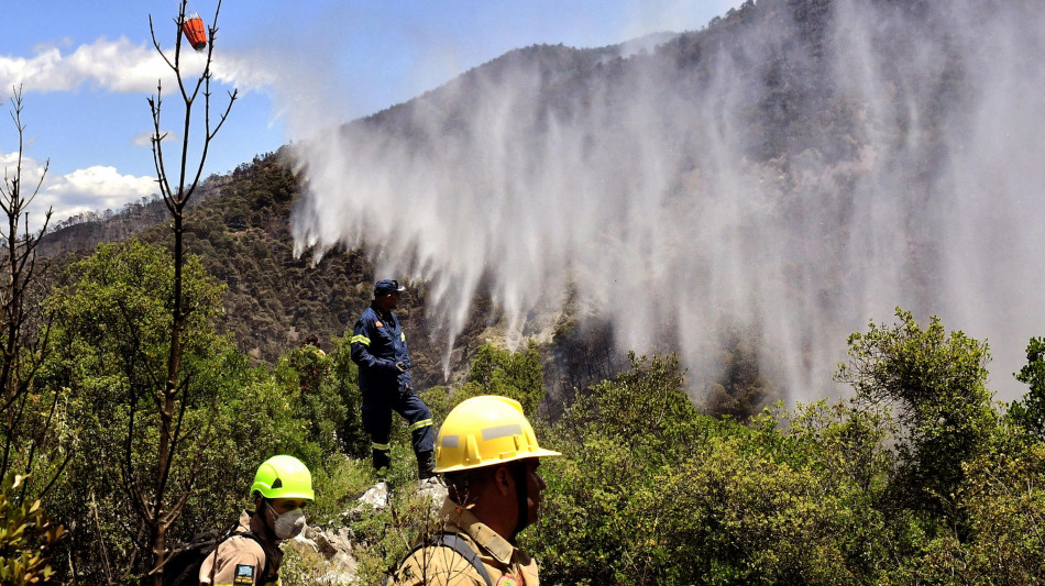 Incendio sull'isola greca di Paros, 'la situazione migliora'