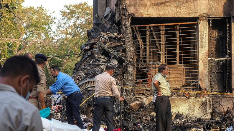 Equipos de rescate rastrean lugar del accidente de Air India que mat&oacute; al menos a 265 personas