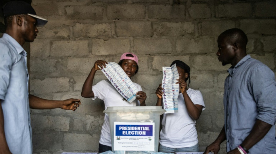 Elections en Sierra Leone: la police disperse des opposants dans l'attente des r&eacute;sultats
