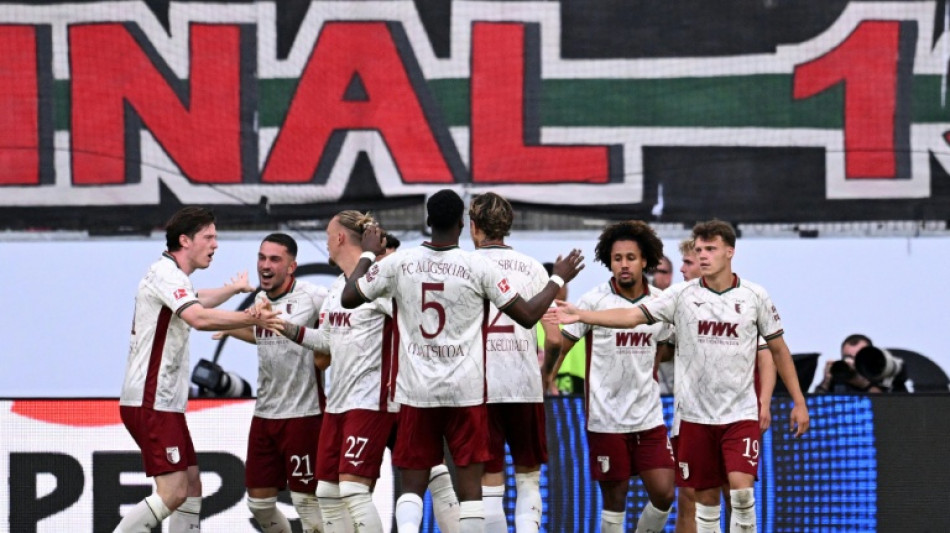  Augsburg goleia Eintracht Frankfurt e assume lideran&ccedil;a do Campeonato Alem&atilde;o 