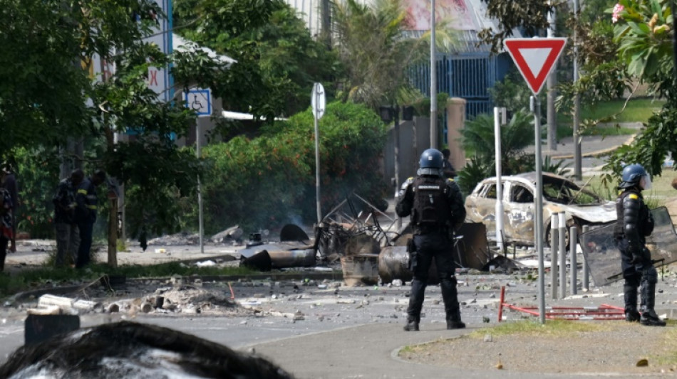 Dois mortos e centenas de feridos em dist&uacute;rbios no territ&oacute;rio franc&ecirc;s da Nova Caled&ocirc;nia