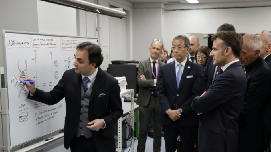  Une &eacute;quipe franco-japonaise pr&eacute;sente &agrave; Macron une "premi&egrave;re mondiale" de cryptage par ADN 