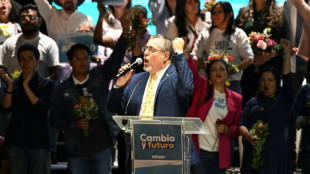 Ar&eacute;valo mant&eacute;m vantagem em pesquisas para segundo turno na Guatemala