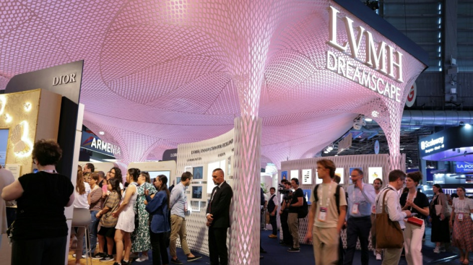  Le g&eacute;ant du luxe LVMH d&eacute;passe les attentes au 1er semestre en d&eacute;pit d'un contexte "encore perturb&eacute;" 