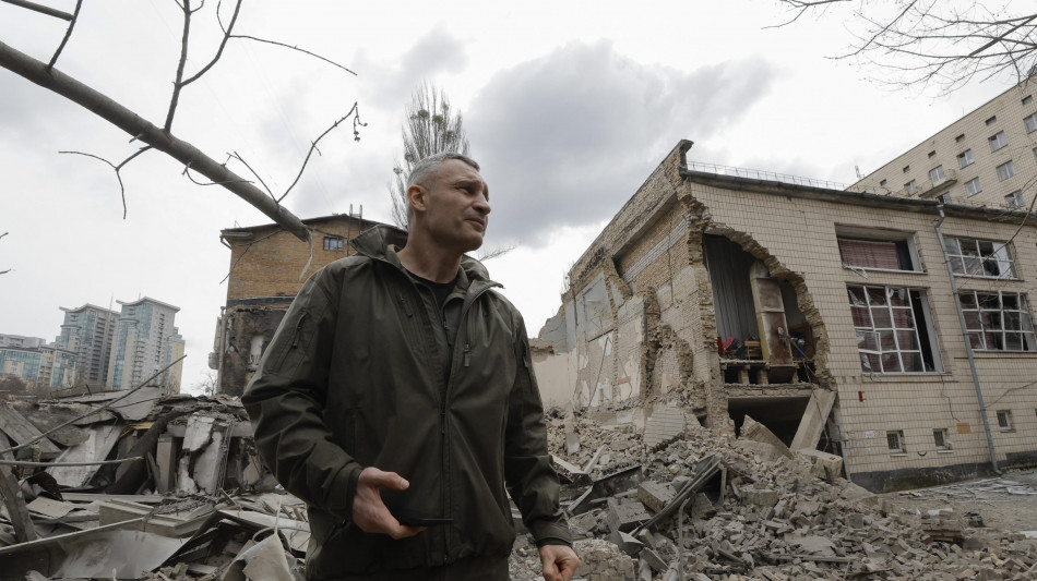 Kiev, 'edificio residenziale colpito, si scava sotto le macerie'