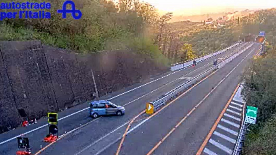 ++ Tir a fuoco in galleria, Liguria tagliata a metà da 9 ore ++