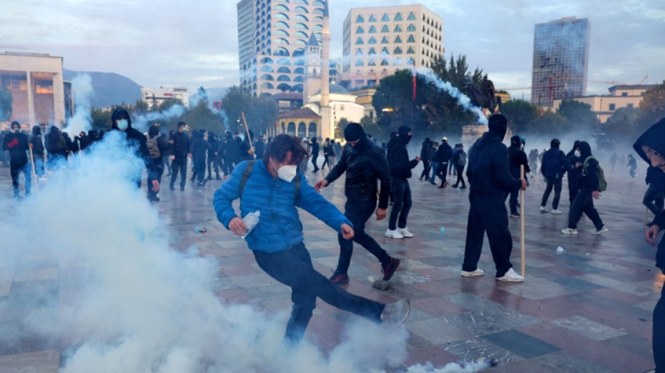  Manifestantes y polic&iacute;a chocan en Albania durante una nueva protesta contra la corrupci&oacute;n 