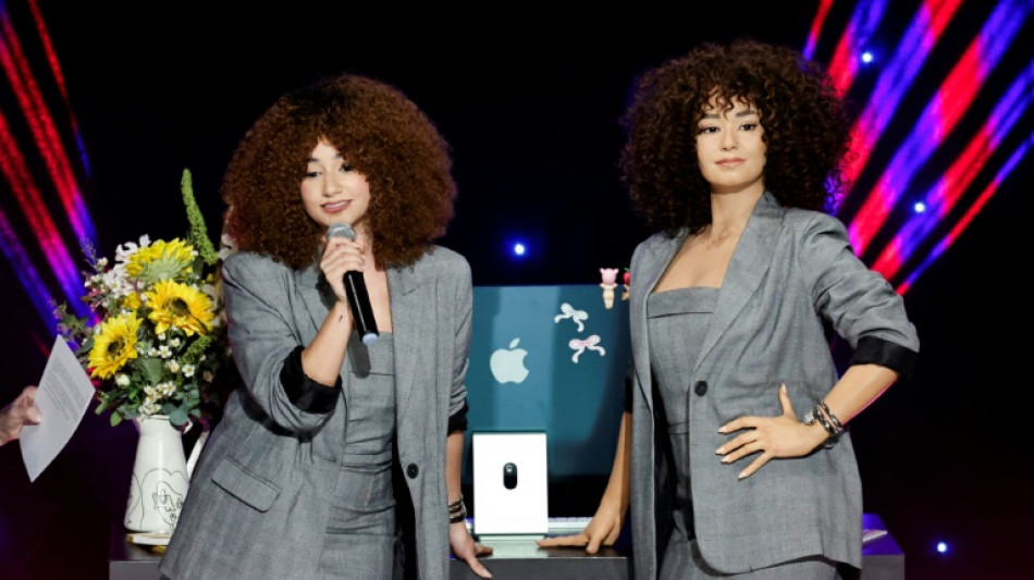 L'influenceuse L&eacute;na Situations entre au mus&eacute;e Gr&eacute;vin