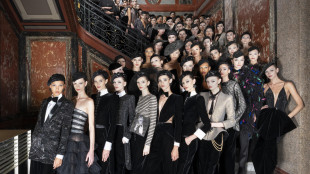 Grafismi di nero, sfila Armani Priv&egrave;, ma Re Giorgio non c'&egrave;