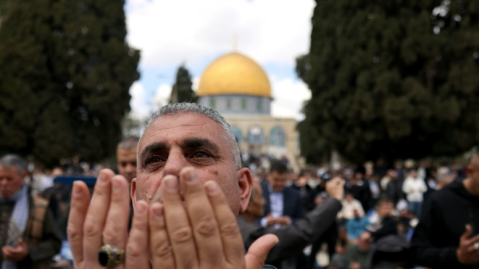  Over 100,000 worshippers perform Friday prayers at Al-Aqsa 