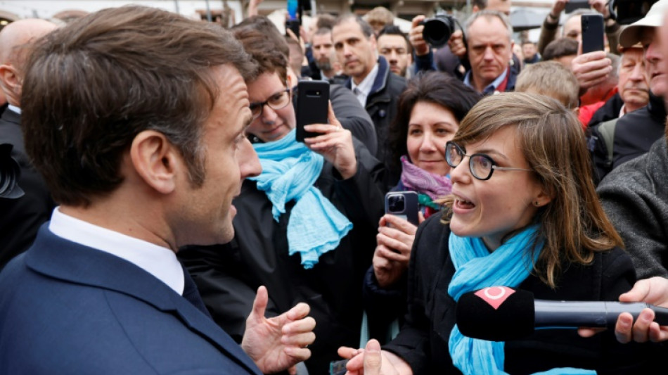 Macron hu&eacute; en Alsace pour son premier bain de foule depuis des semaines