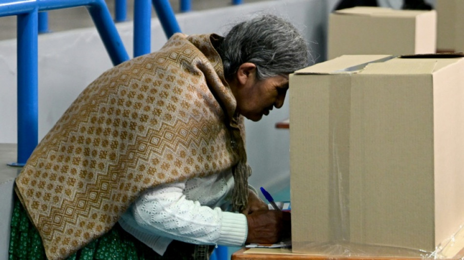 Bolívia escolherá presidente em 2º turno entre dois candidatos de direita, segundo projeções