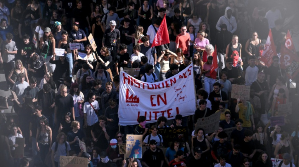  Landesweite Proteste in Frankreich f&uuml;r bessere Bildung und gegen hohe Lebenshaltungskosten 